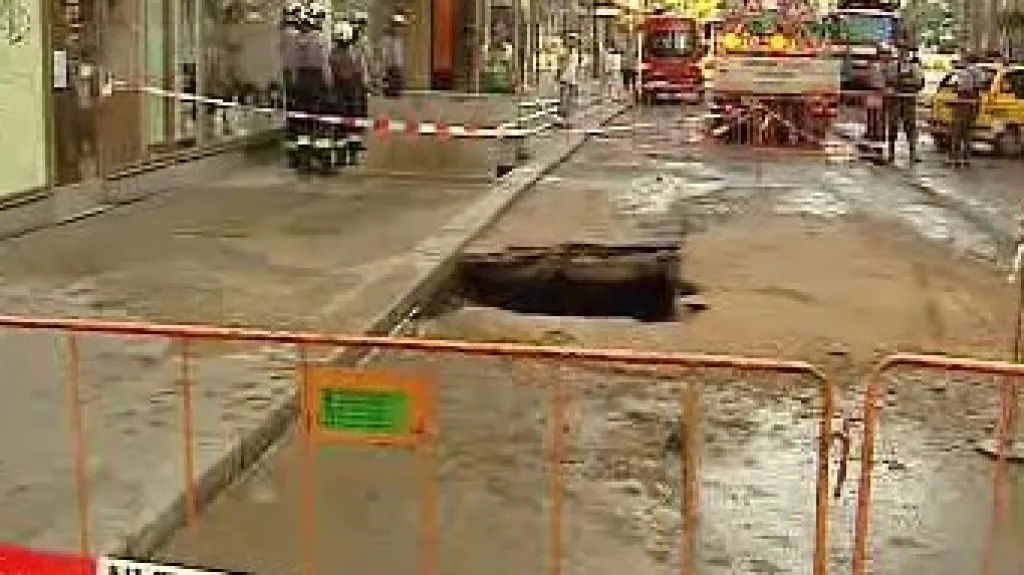 Propadlá vozovka ve Štěpánské ulici