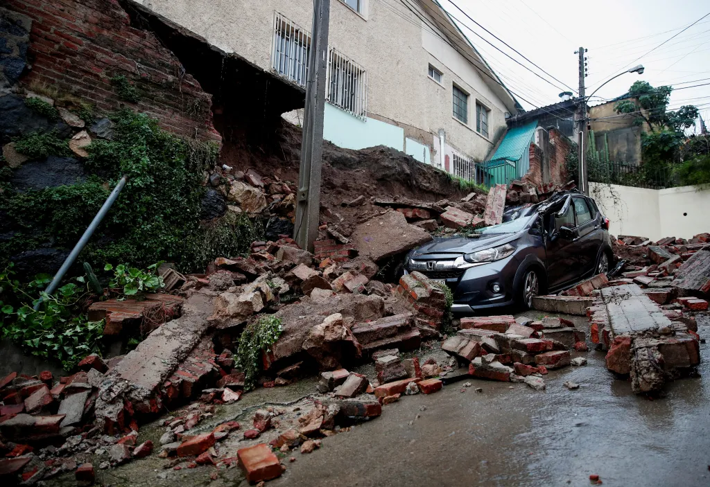 Automobil zasypaný zdí, která se vlivem silného deště zřítila