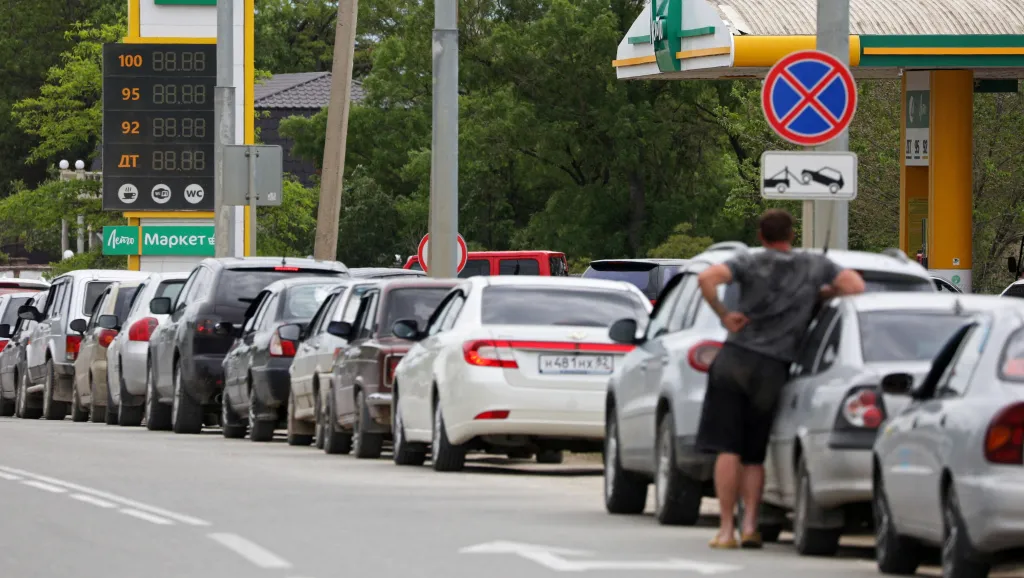 Fronta aut u čerpací stanice ve městě Saki na Krymu (snímek z 1. června 2026)