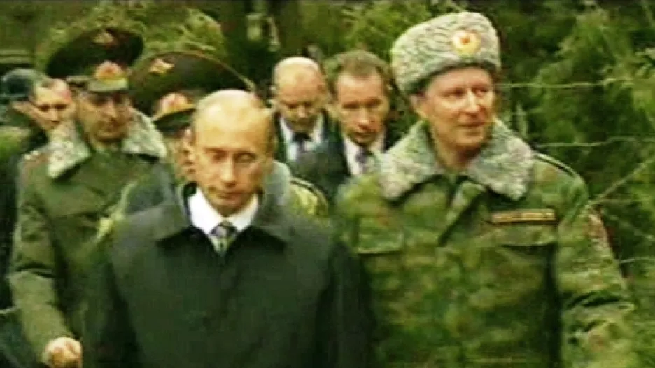 Vladimir Putin s ruskými vojáky