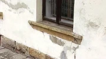 Mokré stěny Erbenova rodného domku