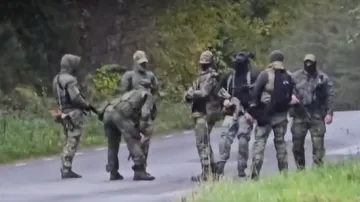 Ruští ozbrojenci na silnici u hranic s Estonskem