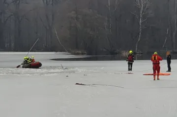 V Žamberku děti propadly ledem, po zásahu hasičů jsou v nemocnici