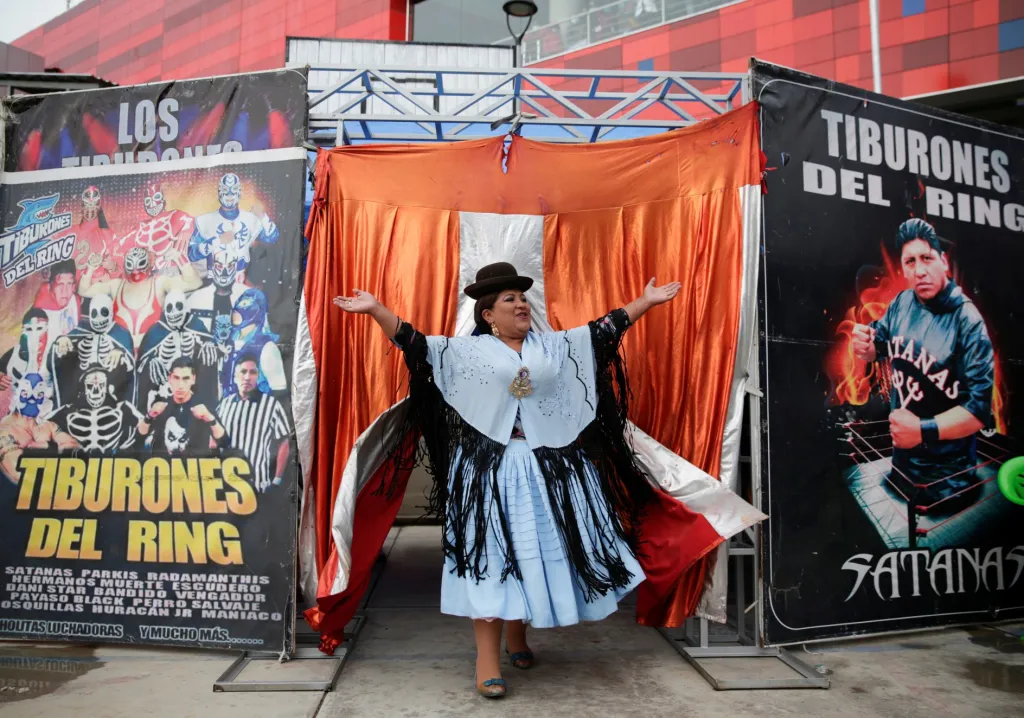 Bolivijské ženy, které se živí wrestlingem, se vrací po lockdownu zpět do zápasnického ringu
