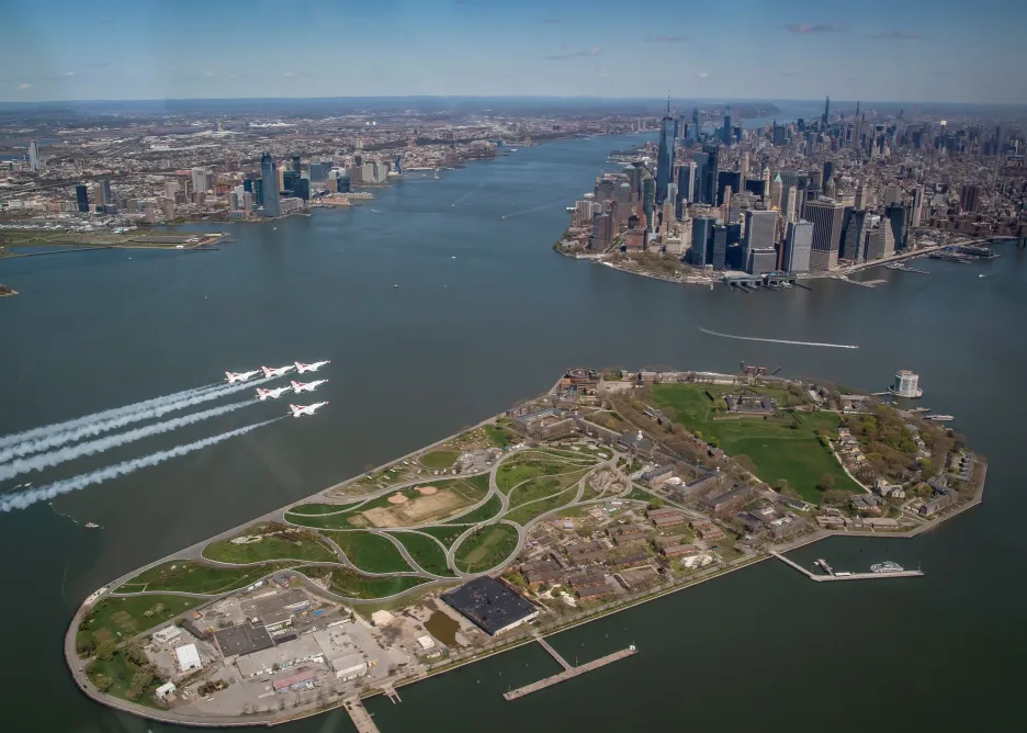 Letka Modrých andělů, amerických stíhačů, přeletěla nad několika městy. Na snímku je vyfocena v oblasti Manhattanu v New Yorku
