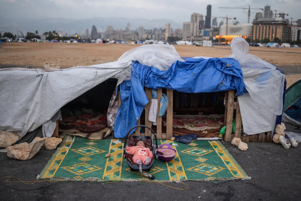 Alin, dvouměsíční děvčátko, leží před stanem, ve kterém spolu se svou rodinou žije poté, co museli kvůli konfliktu mezi Libanonem a Izraelem uprchnout ze svého domova