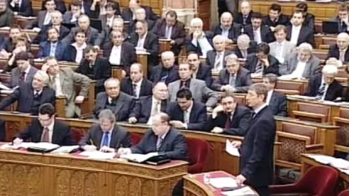Maďarský premiér při vystoupení v parlamentu