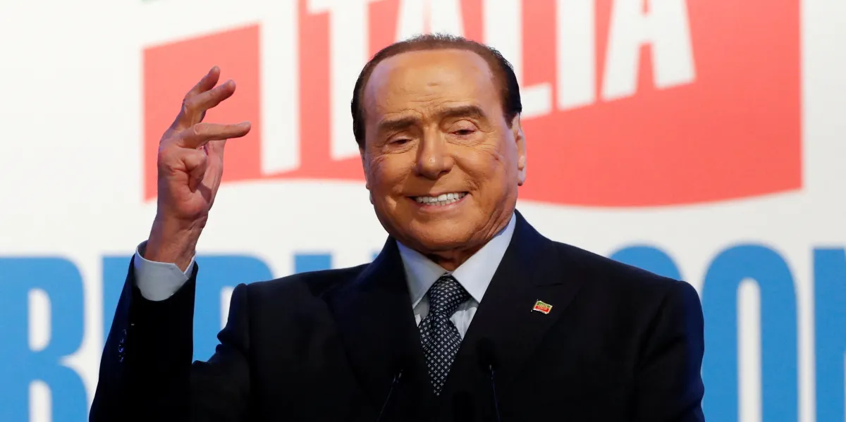 ▶ Berlusconi sta cercando di organizzare un ritorno politico — ČT24 — Televisione ceca