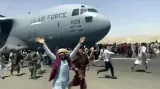 V pondělí se snažilo několik stovek afghánských obyvatel dostat do amerického vojenského letdala, které jim mělo zajistit přepravu ze země. Američtí vojáci následně zajistili bezpečnost kolem letadel