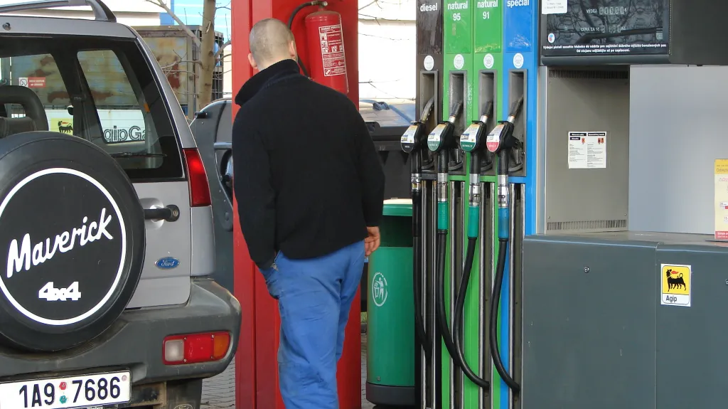 Váhání nad cenami benzinu