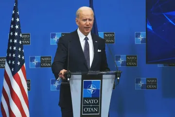 Biden oznámil vojenskou pomoc Ukrajině za tři miliardy dolarů. Státníci vyjadřují podporu Kyjevu