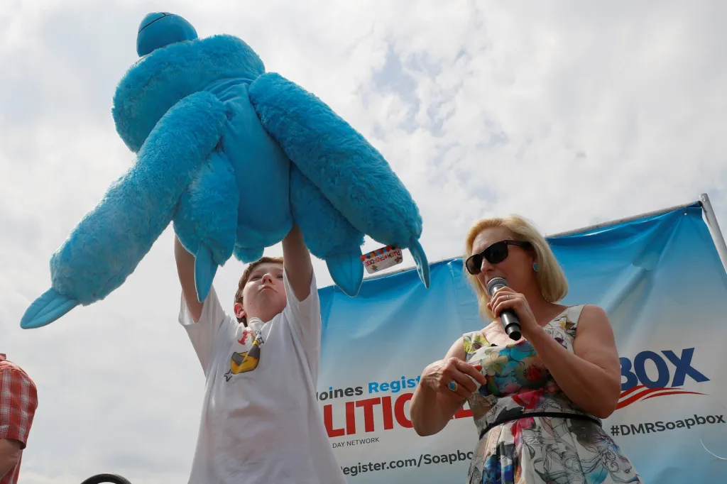 Demokratická senátorka Kirsten Gillibrand našla zalíbení v plyšových hračkách
