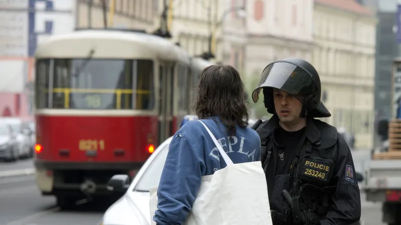 Výbuch zkomplikoval dopravu v centru Prahy