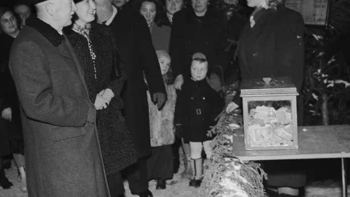 Prezident Edvard Beneš s manželkou na Staroměstském náměstí u Vánočního stromu republiky, prosinec 1947