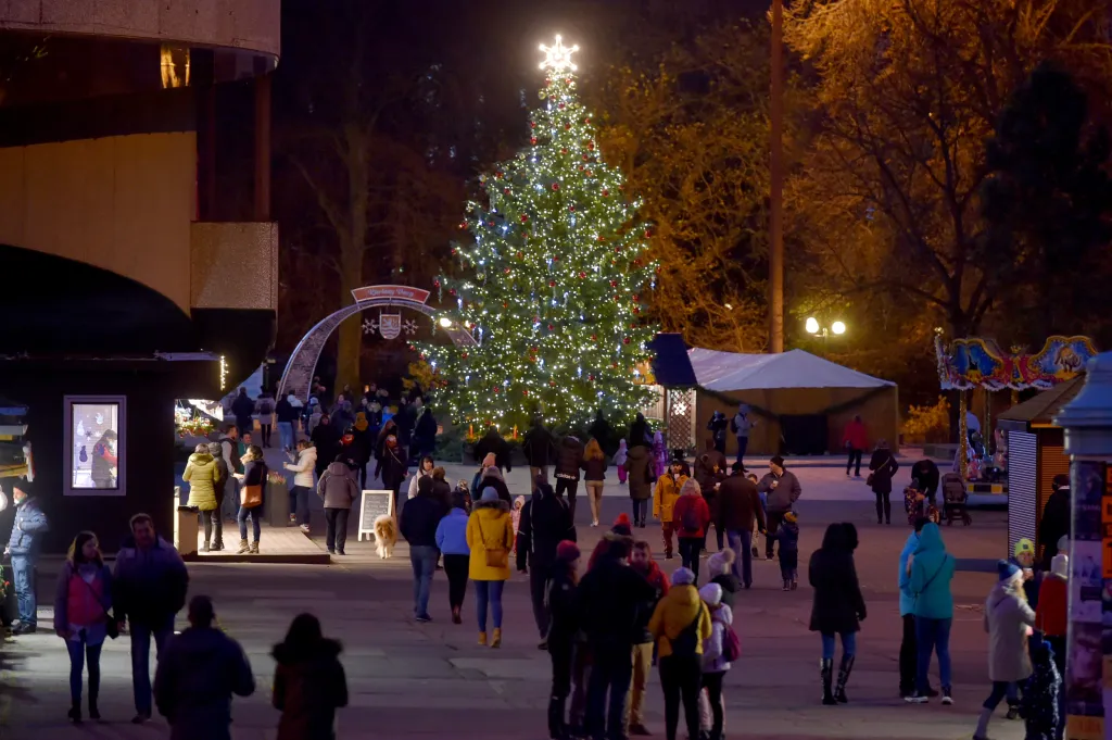 Vánoční strom v Karlových Varech byl tradičně rozsvícen před hotelem Thermal. Vánoční trhy ale zatím zůstaly uzavřené