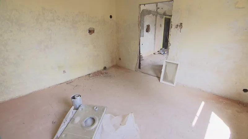 Kolonie Červený kříž. Zdevastované byty před rekonstrukcí