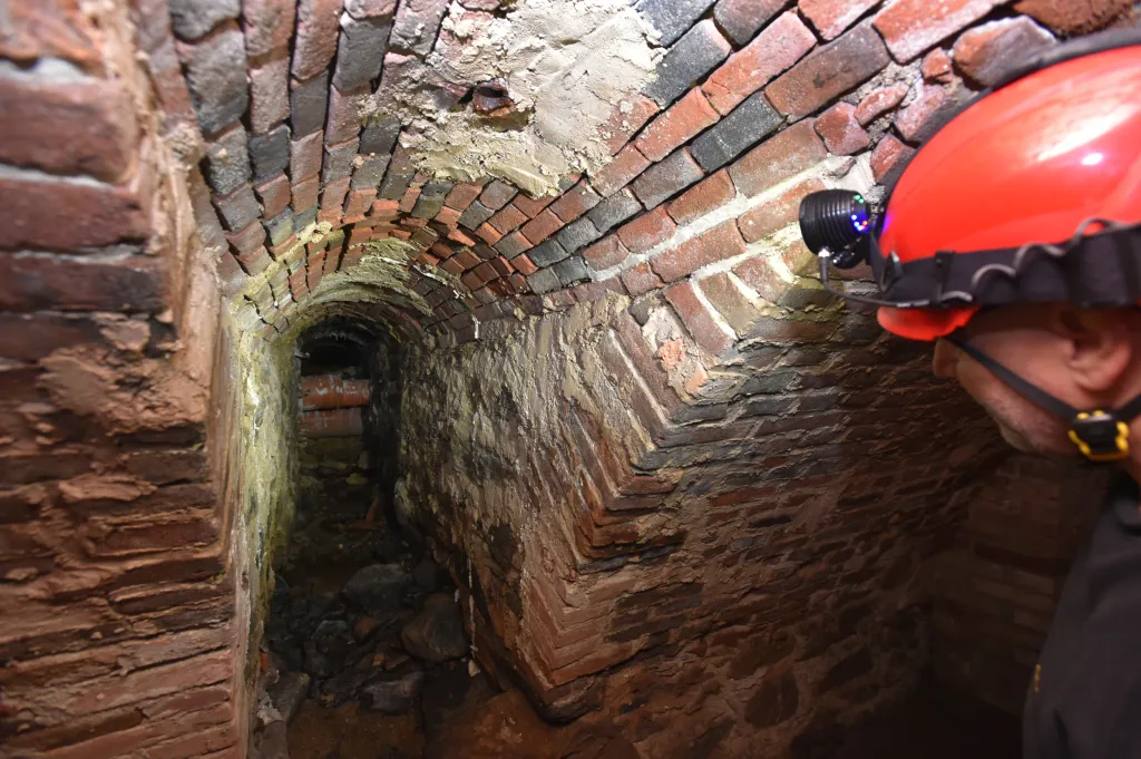 Kanonie premonstrátů uspořádala prohlídky historického podzemí kláštera v Teplé na Chebsku