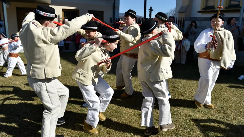 Mečový tanec nazvaný Pod šable při festivalu masopustních tradic Fašank 2022 na Uherskohradišťsku
