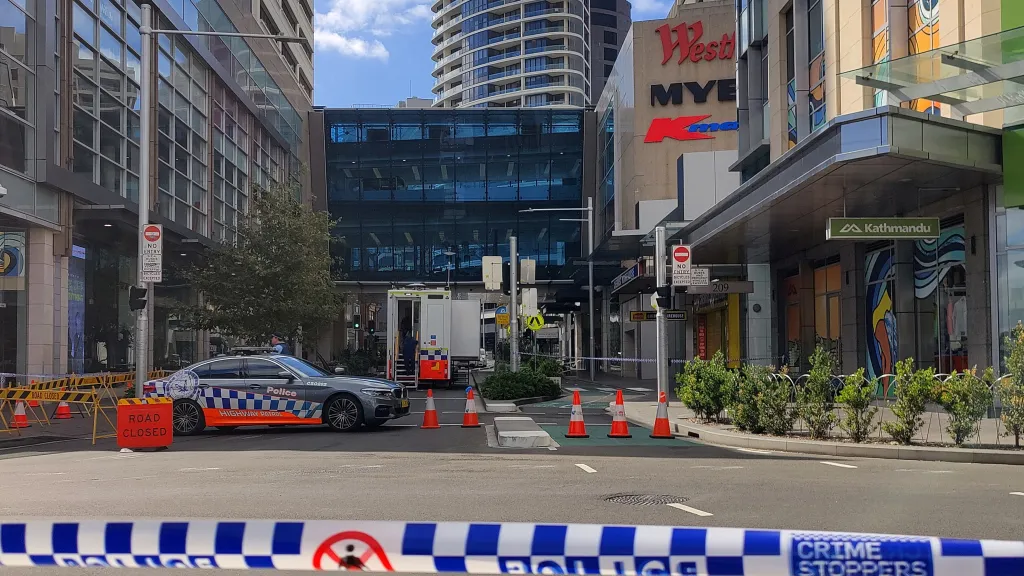 Policejní auto před nákupním centrem v Sydney, kde útočník ubodal šest lidí