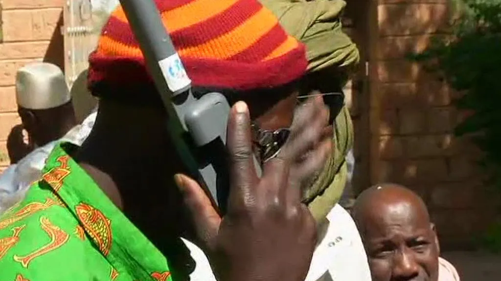 Lidé v Timbuktu telefonují