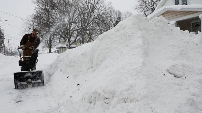 Obyvatel města Cheektowaga v západním New Yorku odklízí frézou hromady sněhu
