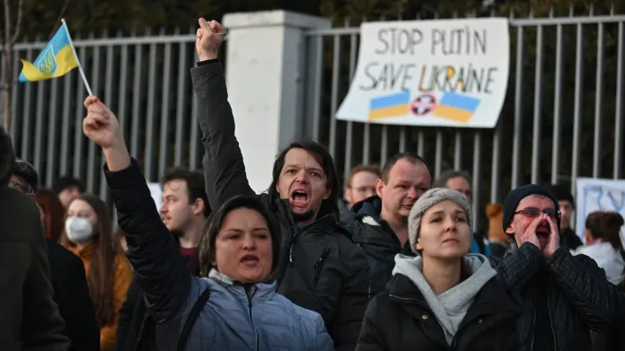 Protest před uzavřeným generálním konzulátem Ruska v Brně