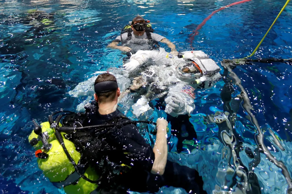 Veteráni z NASA trénují na turistické lety do vesmíru. Astronautka Sunita Williamsová z týmu pro komerční lety vstupuje do vody ve výcvikovém zařízení Neutral Buoyancy Laboratory poblíž Johnson Space Center v Houstonu v Texasu