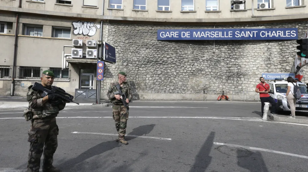 Francouzští vojáci na nádraží v Marseilles