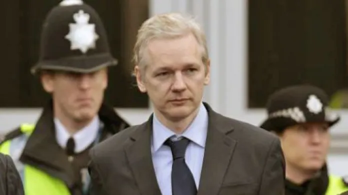 Assange čeká na verdikt soudu