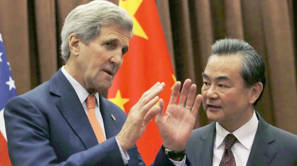 Ministři zahraničí USA a Číny: John Kerry a Wang I