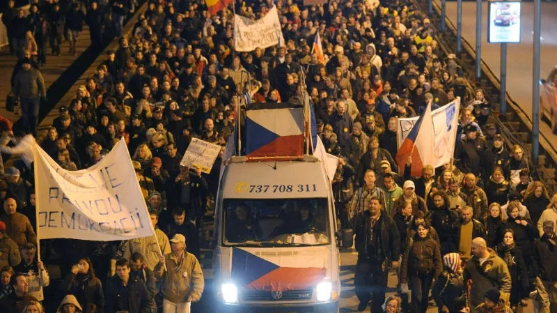 Demonstranti na Nuselském mostě