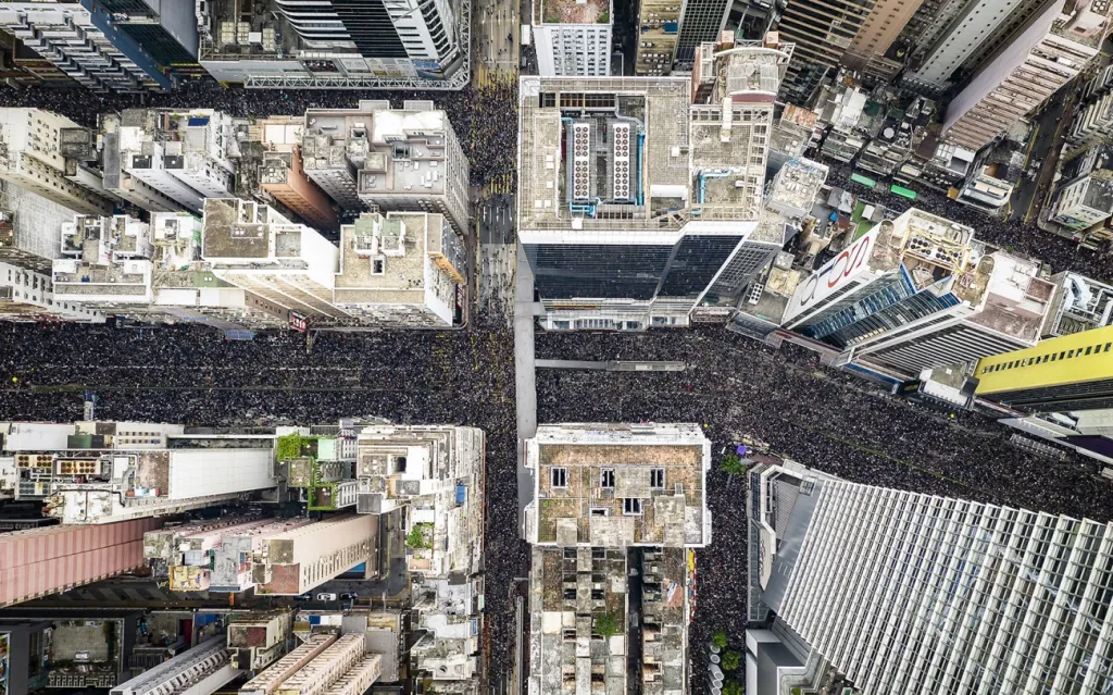 Druhé místo v kategorii People: snímek 2,000,001 zachycuje dva miliony obyvatel Hong Kongu v předvečer pochodu, kterého se zúčastnila téměř třetina obyvatel města