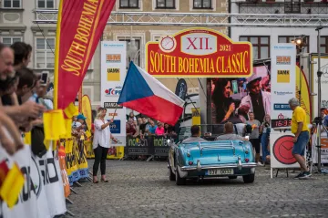 Jaguary, mustangy i staré felicie obsadily budějovické náměstí. Startovala rallye veteránů