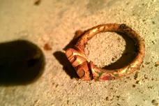 V rožmberské hrobce se našel snubní prsten Petra Voka a Kateřiny z Ludanic