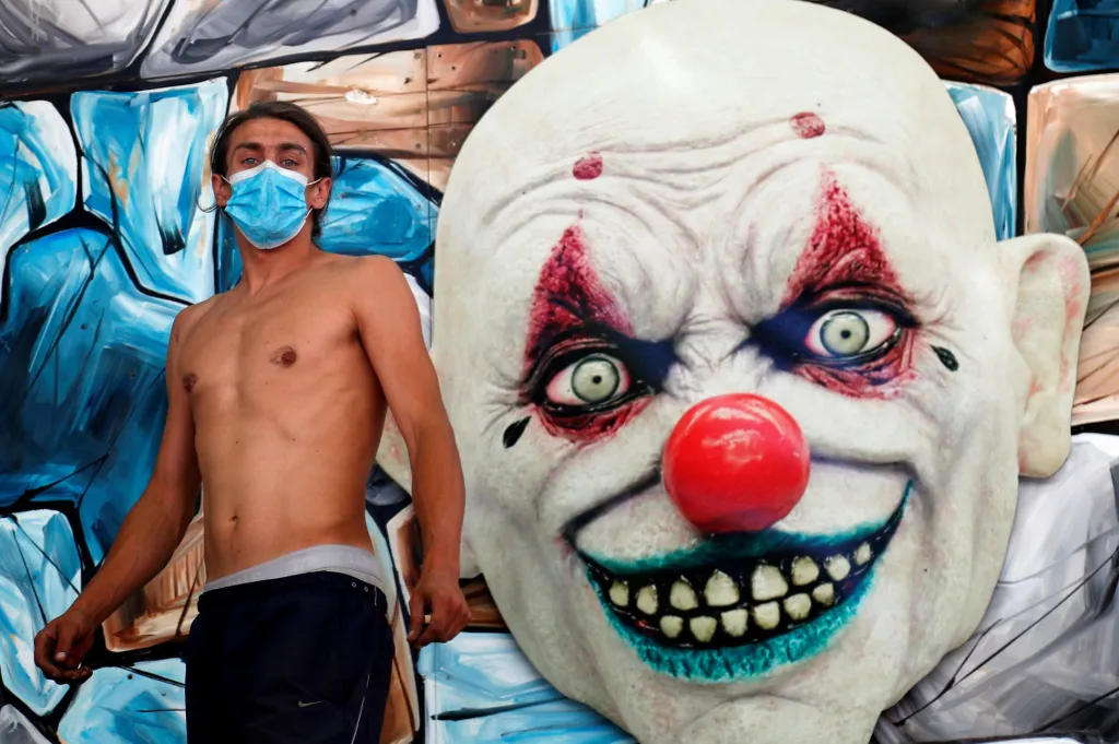 Pracovník výstaviště s nasazenou obličejovou maskou stojí před zábavní atrakcí. Akce Midi Fair v Brusselu, která se tu koná vždy v srpnu, přiláká pravidelně desítky tisíc návštěvníků. Letošní ročník byl místními úřady zrušen, protože Belgie zpřísňuje opatření proti šíření covidu-19