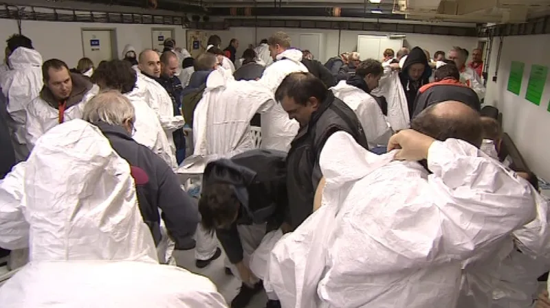 Pracovníci elektrárny se museli převléct do ochranných obleků