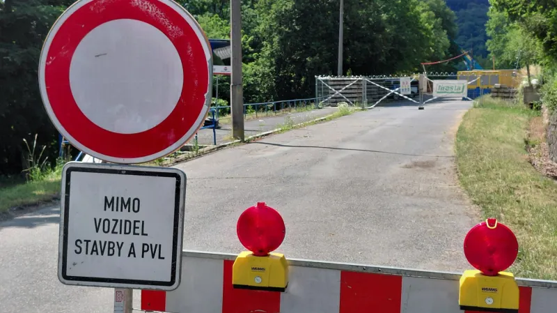 Uzavírka hráze komplikuje dopravu u Slapů, podnikatelům klesají tržby