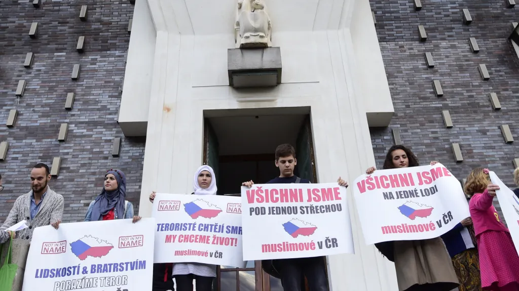 Shromáždění muslimů před kostelem na náměstí Jiřího z Poděbrad