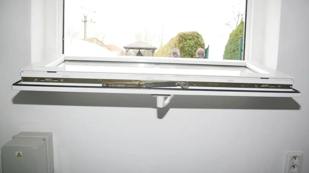 Zloděj do domů lezl otevřenými okny v přízemí