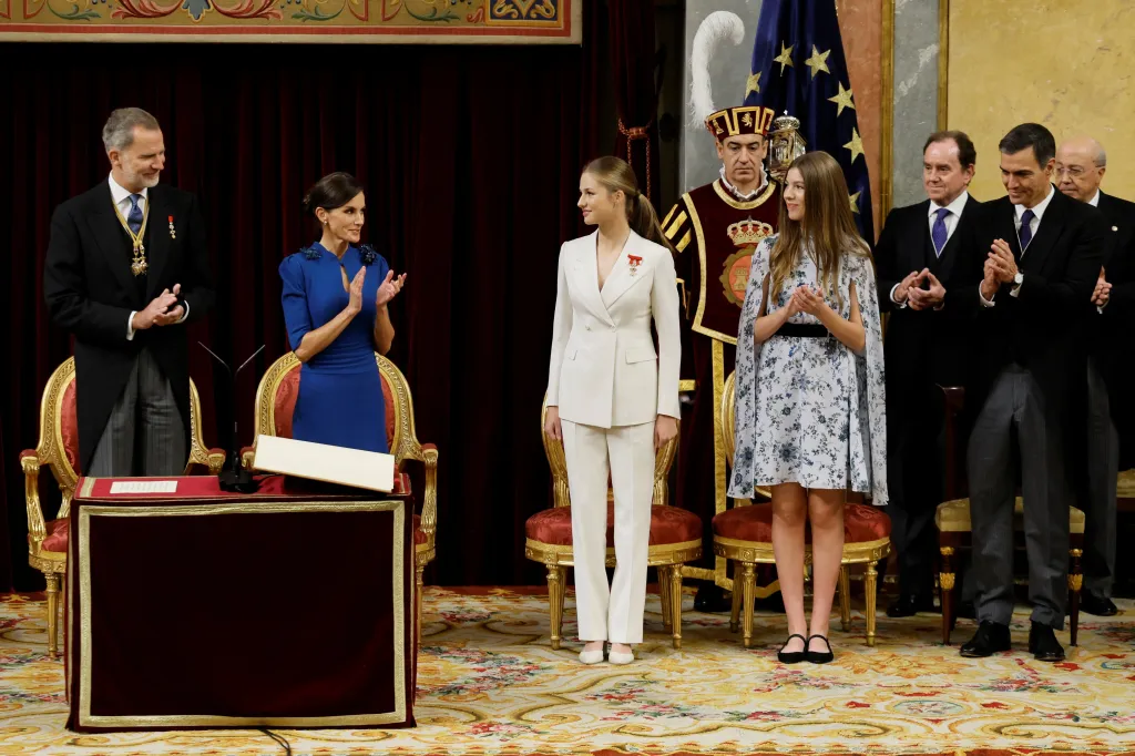 Španělská princezna Leonor se dívá na své rodiče španělského krále Filipa VI. a královnu Letizii po složení přísahy na ústavu vedle své sestry princezny Sofie a úřadujícího španělského premiéra Pedra Sancheze