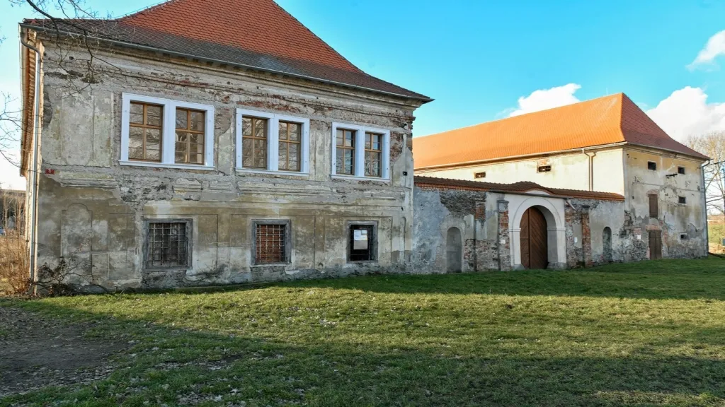 V přilehlé sýpce už klub pořádá společenské události a výstavy a letos se zapojí do unikátního projektu Plzeňského kraje Západočeské baroko