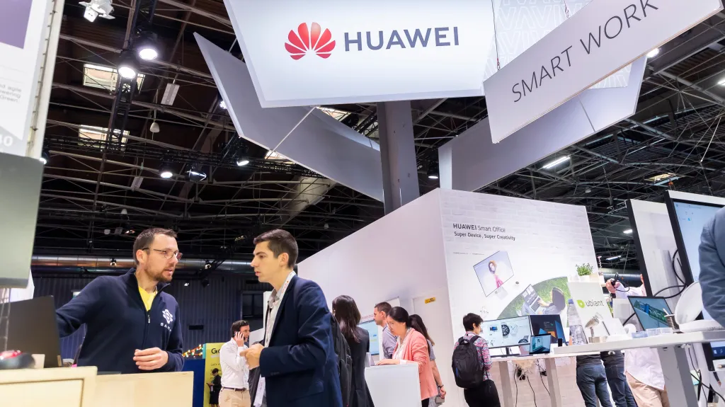 Zákazníci nakupují v prodejně Huawei