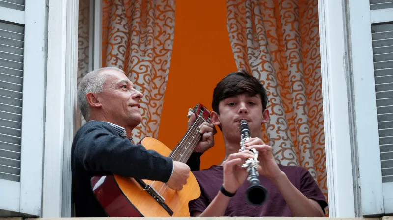 Obyvatelé Říma hrají a zpívají italskou hymnu