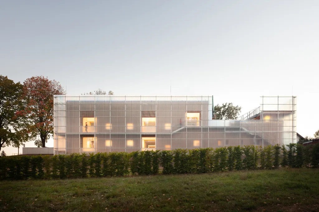 Hlavní cenu získala Mateřská škola Nová Ruda ve Vratislavicích nad Nisou (Petr Stolín Architekt)