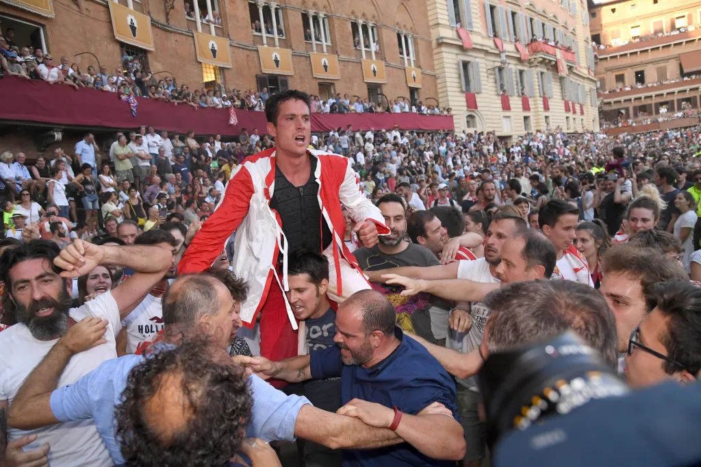 Žokej Giovanni Atzeni, zvaný Tittia slaví vítězství v červenci 2019. Pro mladého jezdce jde už o šesté vítězství a je tak jedním z velmi oblíbených žokejů.