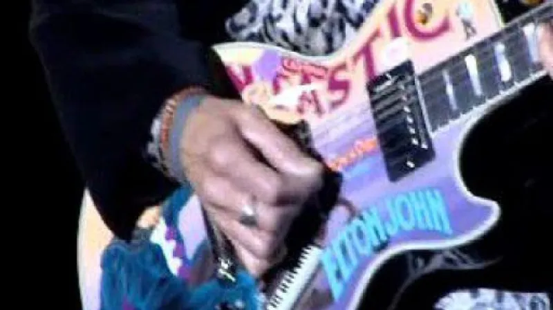 Elton John zahraje  v Praze