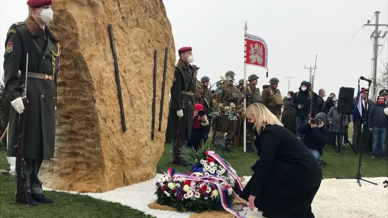 Odhalení památníku, který v Nehvizdech připomíná výsadek operace Anthropoid