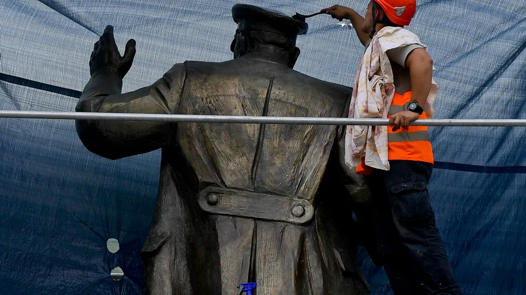 Čištění Koněvovy sochy předtím, než dostala nátěr proti barvám