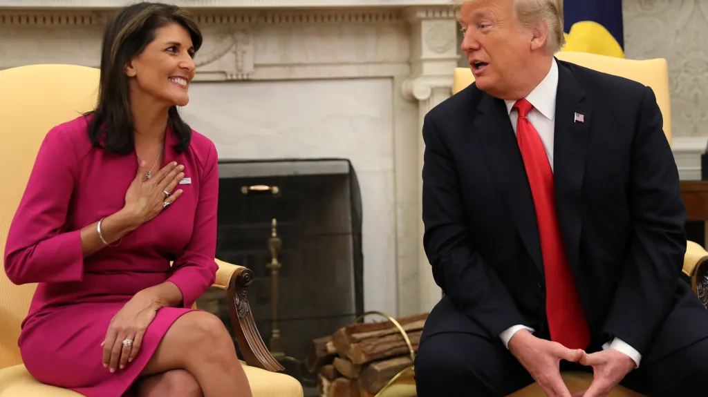 Nikki Haleyová po oznámení své rezignace v oválné pracovně prezidenta Donalda Trumpa