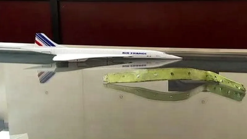 Kovová lamela, o kterou si concorde prorazil pneumatiku